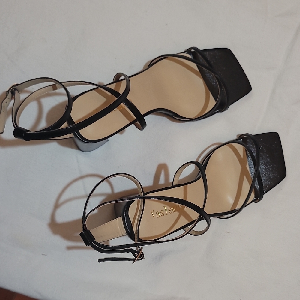 Vaslemuse Black Square-toe Sandals with Ankle Straps